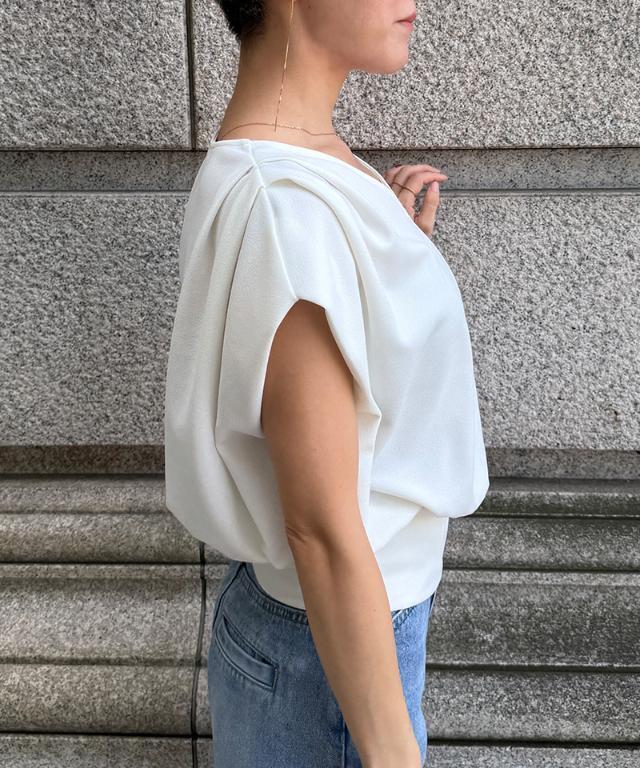 ジェンヌ　タック美シルエットカットソー　Mサイズ　新品同様 タック美シルエットカットソー（接触冷感・紫外線防止機能生地