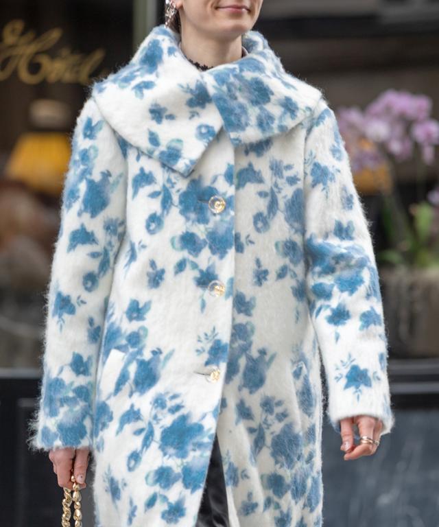 レオナール　花柄　紺色に水色のお花柄　中綿　ジャンパー　コート ウールカシミヤシャギーフラワーコート｜JENNE(ジェンヌ)公式通販