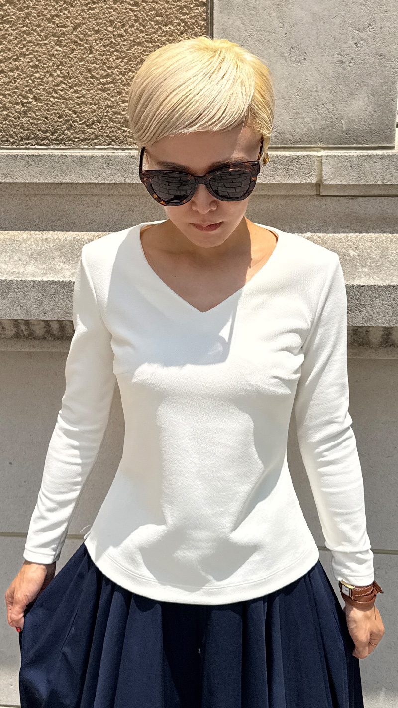 日本製美バストラインVネックカットソー