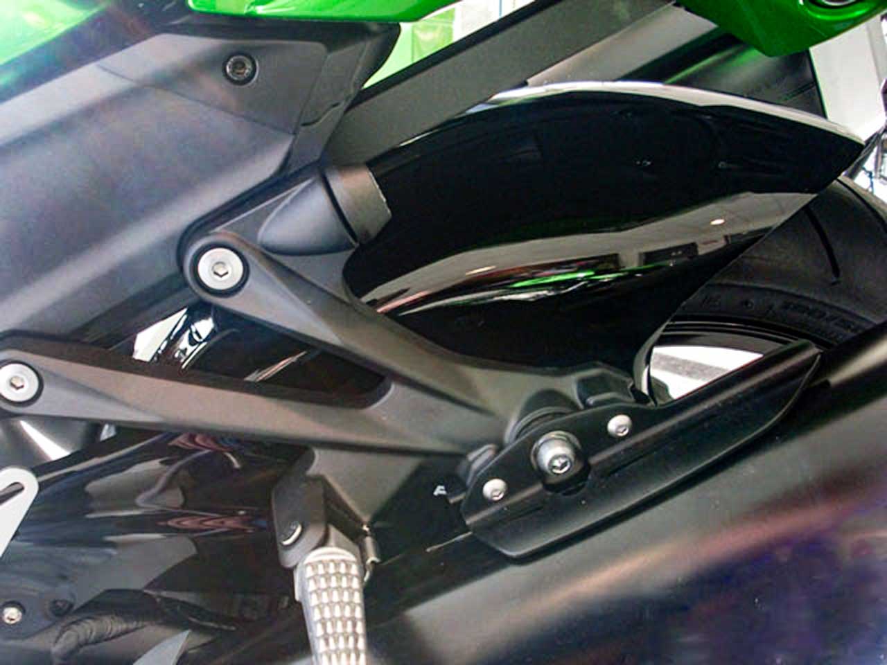 P&A International インナーリアフェンダー　Kawasaki ZZR1400 / ZX-14R('06-'13)