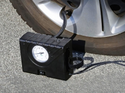 ワンダーリッヒ 12V携帯コンプレッサー (10PSI / 7kPaケージ付)