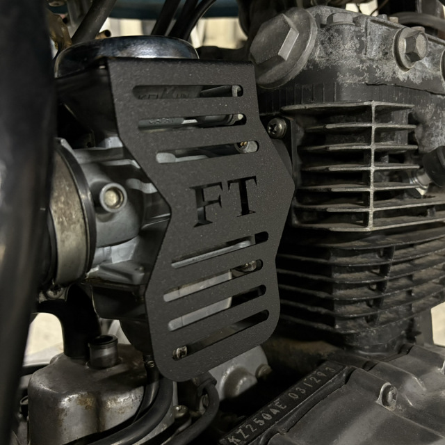 KAWASAKI Z250FT Z250FT ロゴ入り チヂミ塗装キャブサイドカバー黒 ACP