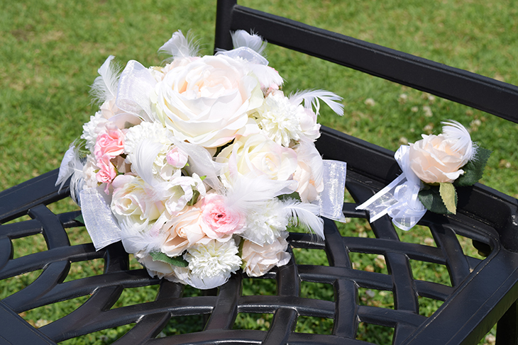 MB008R　ローズ・コキール ラウンドブーケ　ピンク/ホワイト　ブートニア付き　受注生産品