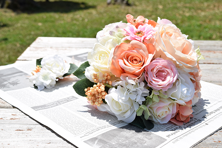 MB011R　ローズ・ガーベラ ラウンドブーケ　ピーチ　ブートニア付き　受注生産品