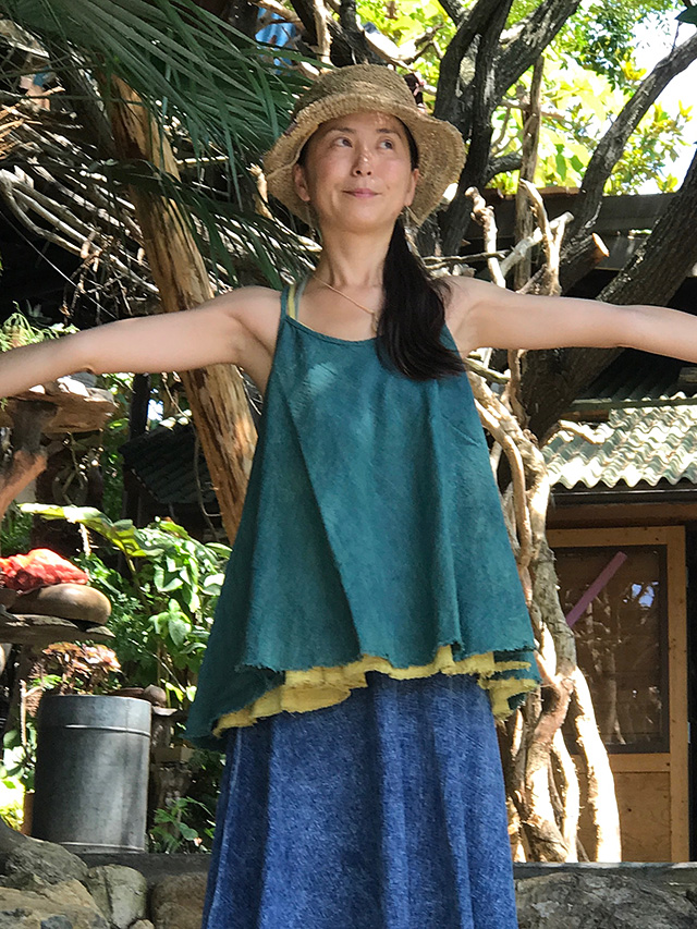 asana NEW ひらひらグレコキャミ・草木染め
