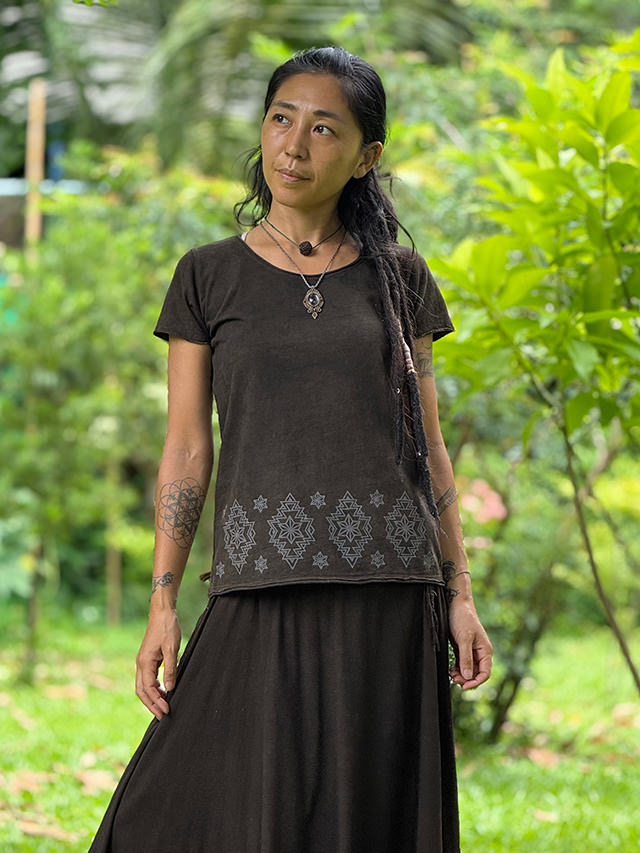 asana ヘンプコットン 厚手 スリムTee・草木染め 手刷り抜染