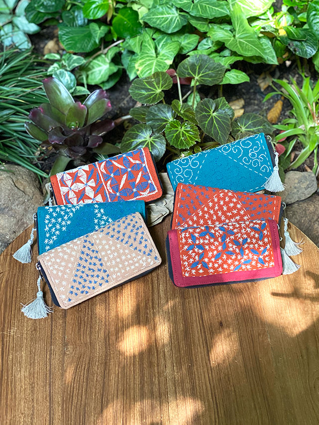 ヘンプタッセル付き 手刺繍 長財布