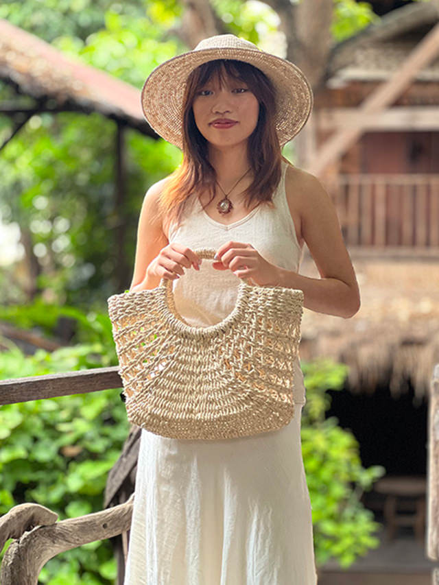 自然素材の編みバッグ