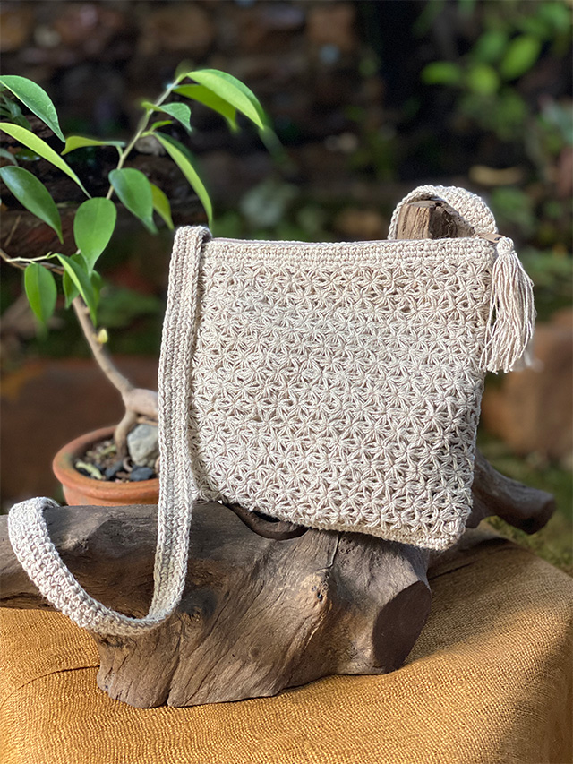 ⬛️ベージュポーチ⬛️バッグの持ち手、ハンドメイドの黄色のヒモ