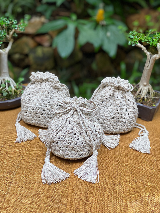 ボイボイ様♡リクエスト品♡クリームベージュ×黒 パグポーチ 手編みストラップ２点 HEMP100% 手編みポーチ・Lサイズ【パヤカ オンラインショップ】