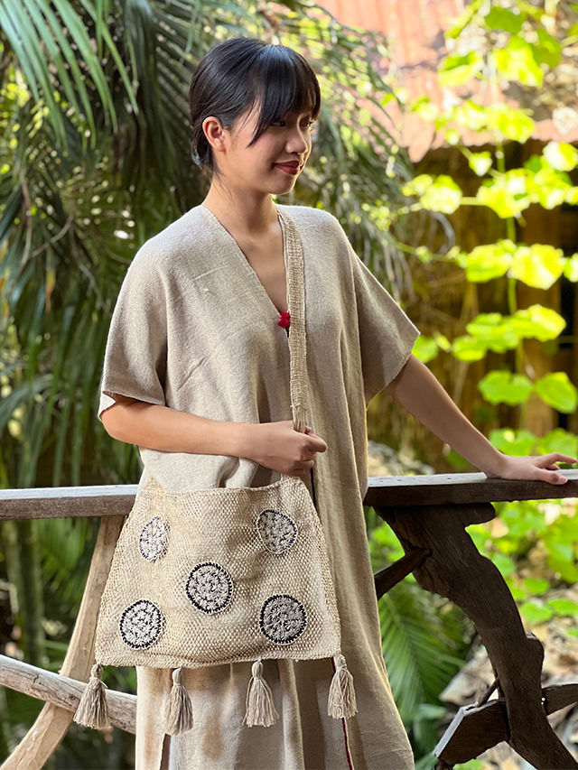 葛編み HEMP100% 手刺繍ワッペン タッセル付き バッグ