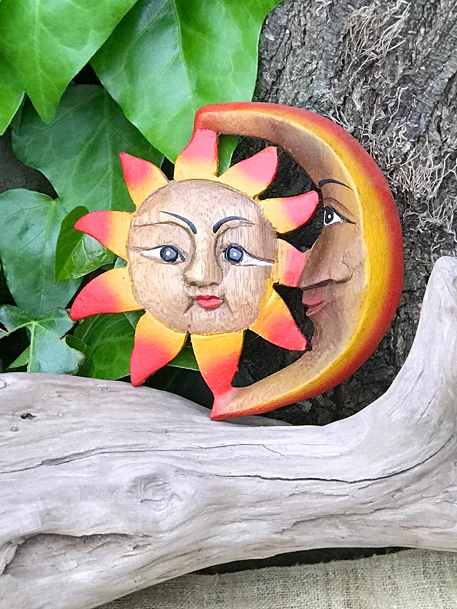 太陽と月の壁飾り