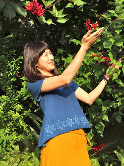 asana ひらひらクロスTee・バティック草木染め