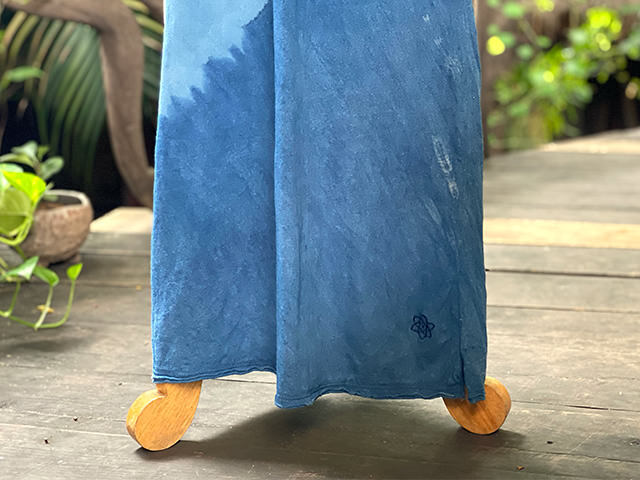 asana ヘンプコットン 薄手 半袖 ロング ワンピース・インディゴ絞り染め 斜めストライプ模様