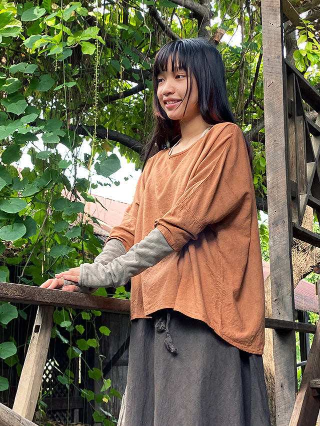 A  新品未使用  うさと  ヘンプ コットン 手織り  草木染 USAATO うさと 手織り コットンヘンプ 天然草木染め ハイネック