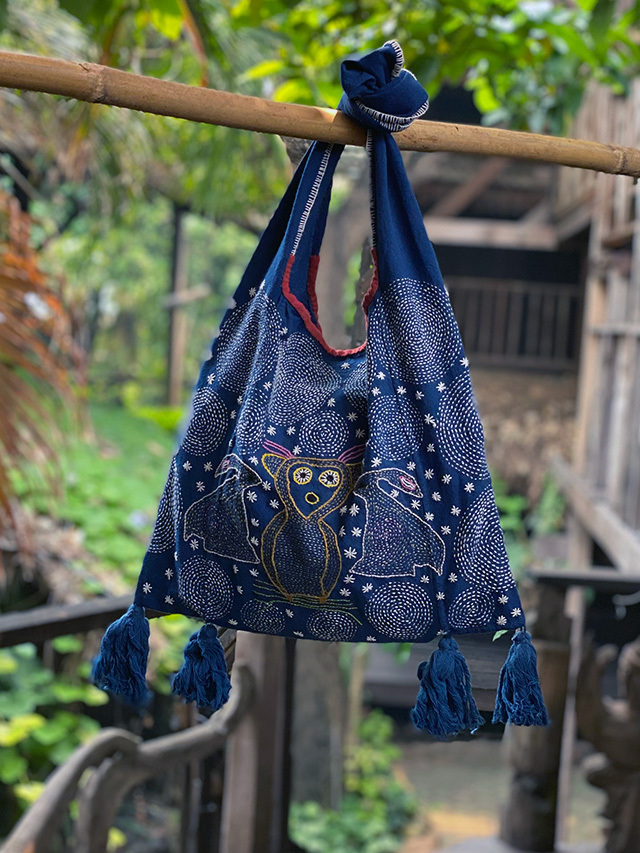 ラオス製 ハンドメイド 青 布製 ハンドバッグ 円形模様の刺繍 レンテン族 手刺繍 バッグ【パヤカ オンラインショップ】
