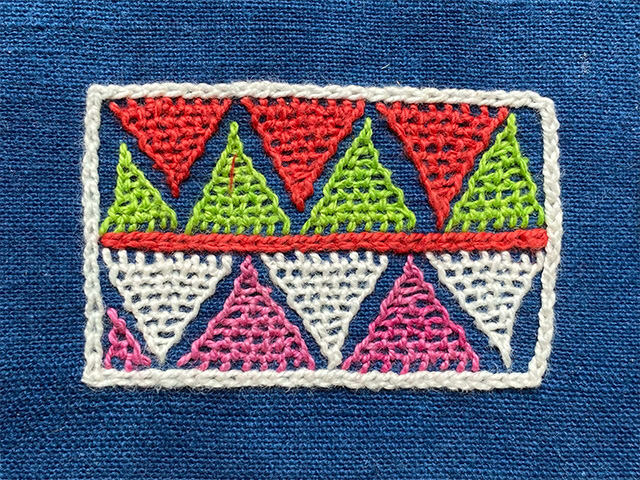 手刺繍 貝合わせ 模様入り 手編みレース縁取り 布製のれん 三つ割れ レンテン族 刺繍入り ノート【パヤカ オンラインショップ】