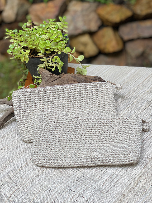 ボイボイ様♡リクエスト品♡クリームベージュ×黒 パグポーチ 手編みストラップ２点 HEMP100% 手編みポーチ・Mサイズ【パヤカ オンラインショップ】