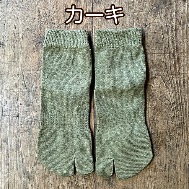 カーキ
