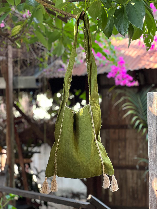 【新品】カレン　ショルダーバッグ　藍染　手織り　古布　ビンテージ　ヘンプ麻 カレン族手織り布 マチ付きショルダーバッグ（藍染め） – cholon