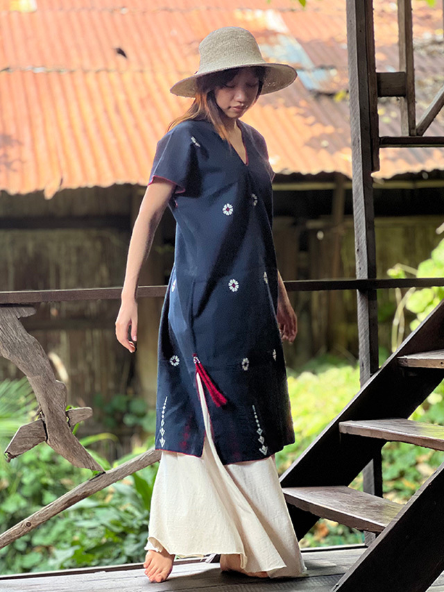 藍と綿の静かな手仕事｜ヤオ族 手織り布と手刺繍の上衣｜飾って楽しむ古布 HEMP100% ヤオ族 手縫い手刺繍 貫頭衣 ワンピース (1点もの)【パヤカ