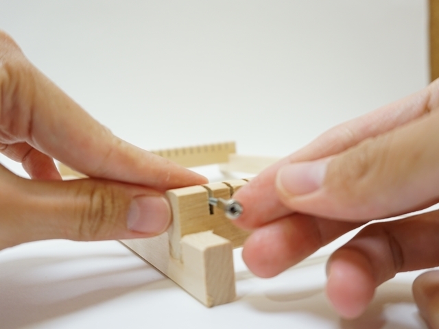 織り機の部品の取り付け