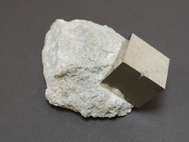 857-2】母岩付きパイライト/大 ペロル