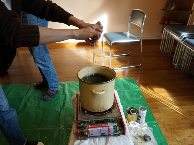 ミツロウチップを使ってミツロウロウソク作りの様子