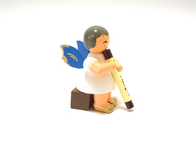 笛を吹く青い翼を持つ天使
