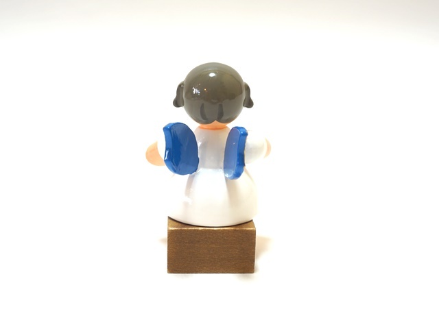 笛を吹く青い翼を持つ天使