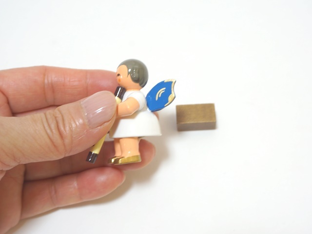 笛を吹く青い翼を持つ天使1657