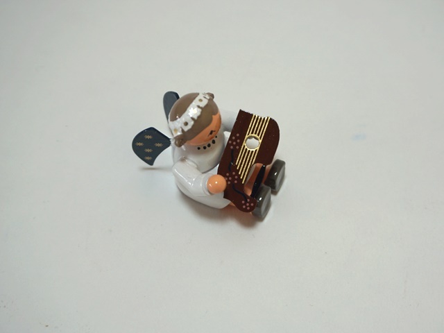 座ってツィターを鳴らす天使1656