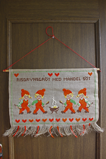 北欧ヴィンテージ/手刺繍壁掛け/ニッセとミルク粥