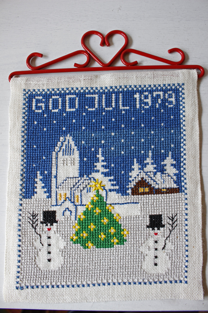 【クリスマス】北欧ヴィンテージ/刺繍の壁掛け/スノーマンとツリー/1979年/SOLD　OUT