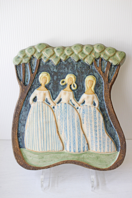 北欧ヴィンテージ/Irma Yourstone/陶板の壁掛け/踊る3人の少女/SOLD OUT
