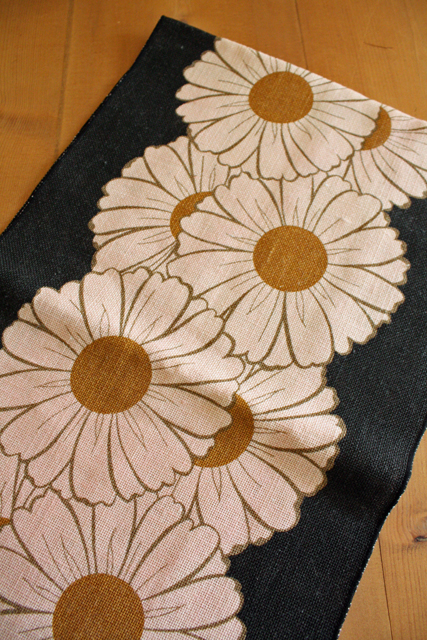 北欧ヴィンテージ/テーブルランナー/ピンクのお花/SOLD OUT