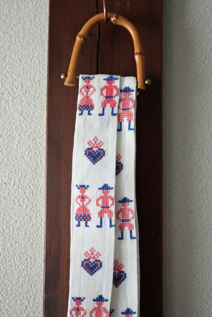 北欧刺繍/トレイホルダー/民族衣装の男女/SOLD OUT