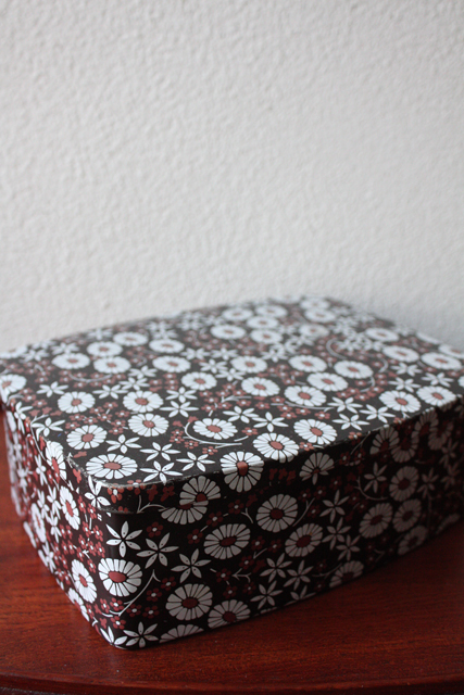 Ｉｒａ/北欧ヴィンテージ/レトロ缶/白い小花/SOLD OUT