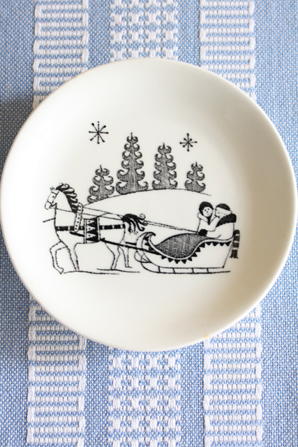 ARABIA/Raija Uosikkinen/壁掛けミニプレート/そりに乗る2人/SOLD OUT
