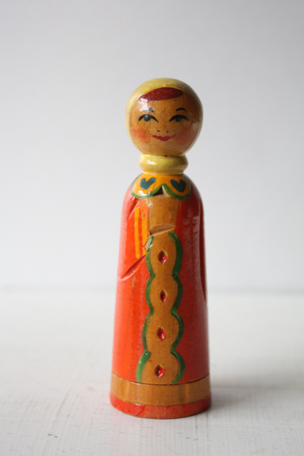 北欧ヴィンテージ/東欧/木製のお人形/民族衣装の女性/SOLD OUT