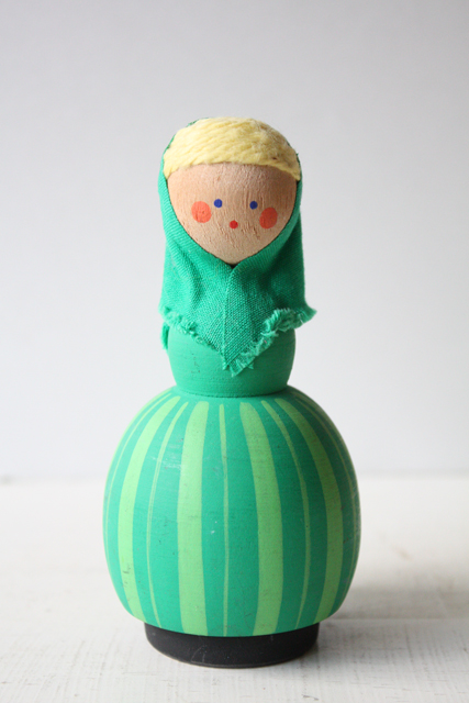 北欧ヴィンテージ/スウェーデン/木製のお人形/緑の女の子/SOLD OUT