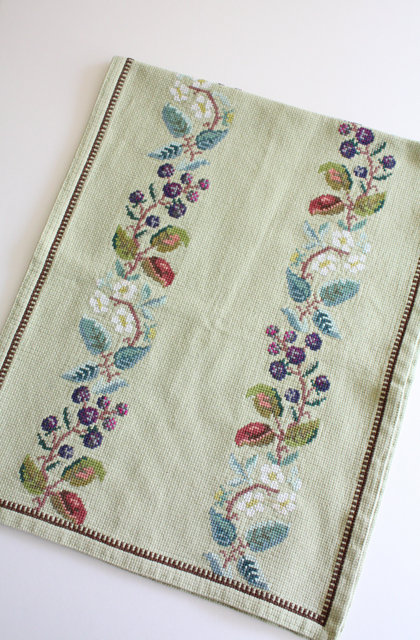 北欧刺繍/ヴィンテージテーブルセンター/ブルーベーリー＆フラワー/SOLD OUT