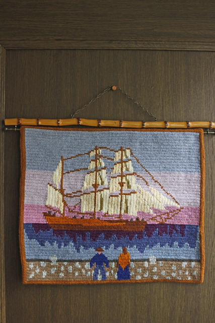 北欧ヴィンテージ/刺繍壁掛け/帆船とカップル