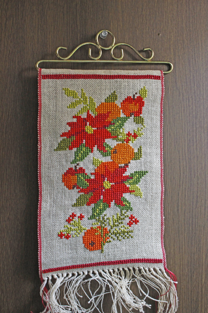【クリスマス】北欧ヴィンテージ/刺繍の壁掛け/リンゴとポインセチア/SOLD OUT