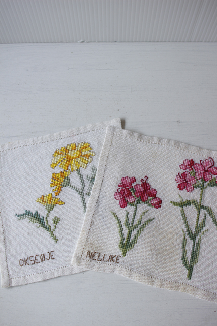 北欧ヴィンテージ/ハンドメイド/手刺繍/フラワーモチーフ/2枚セット/No.3