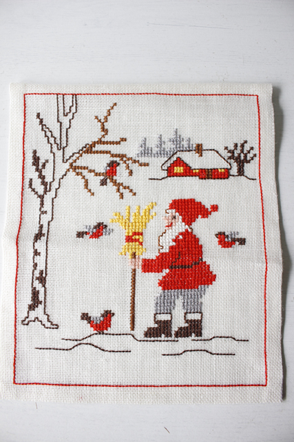 【クリスマス】北欧ヴィンテージ/刺繍の壁掛け/小鳥（ウソ）とニッセ/SOLD OUT