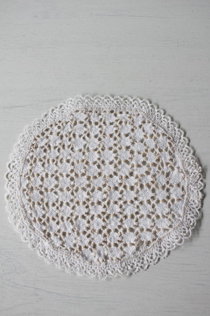 北欧の手仕事/手刺繍のドイリー/Φ14.5cm/SOLD OUT