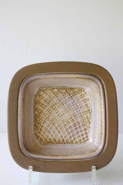 18×18cm、高さ4.5cm
