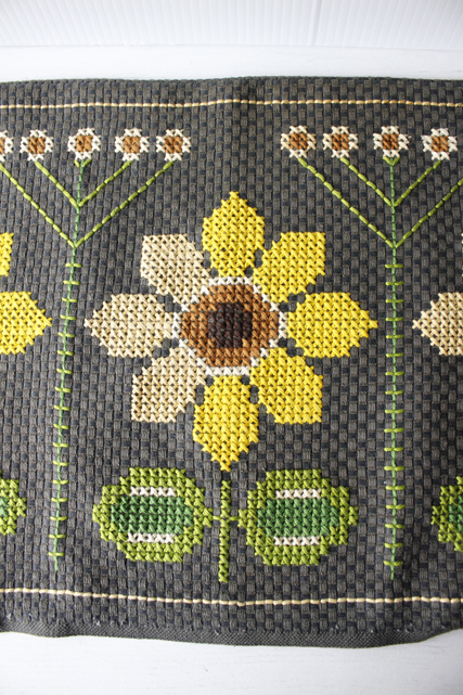 北欧ヴィンテージ/手刺繍クッションカバー/ひまわり/SOLD OUT