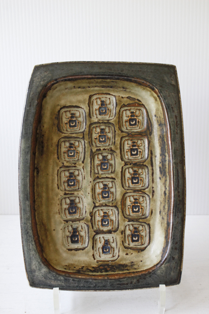 15.5×21.5cm、高さ4cm